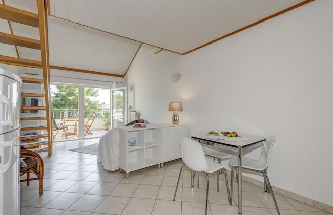 Beachfront Apartment With Balcony and Parking - Photo 15