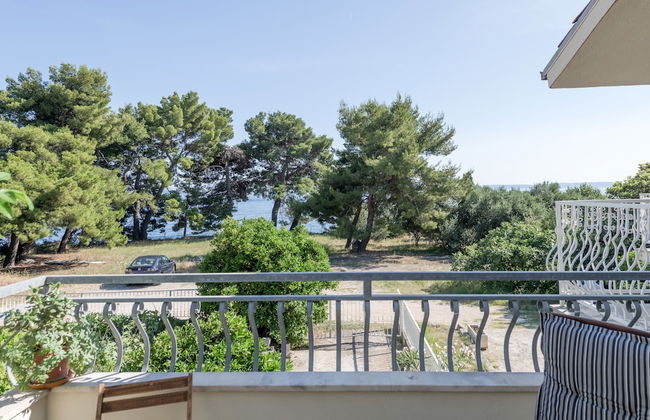 Beachfront Apartment With Balcony and Parking - Photo 19