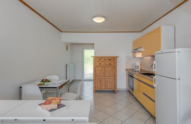 Beachfront Apartment With Balcony and Parking - Photo 8