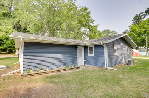 Photo 7 - Lakefront Vacation Rental, 13 Mi to South Haven