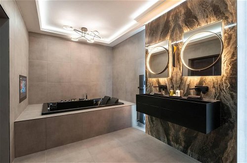 Photo 14 - Luxury West End Oasis - Lux Spa Bath - Romantic