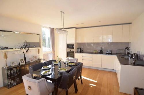 Foto 5 - Luxury 3-bed Top Floor Penthouse in Brentford