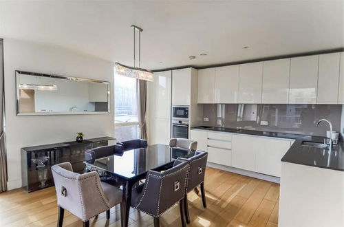 Photo 6 - Luxury 3-bed Top Floor Penthouse in Brentford