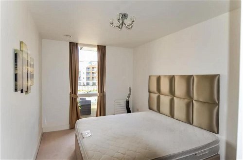 Photo 2 - Luxury 3-bed Top Floor Penthouse in Brentford