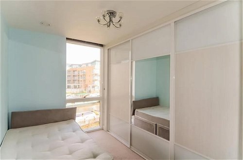 Photo 4 - Luxury 3-bed Top Floor Penthouse in Brentford