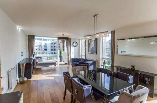 Photo 10 - Luxury 3-bed Top Floor Penthouse in Brentford