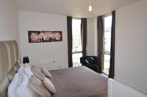 Photo 3 - Luxury 3-bed Top Floor Penthouse in Brentford