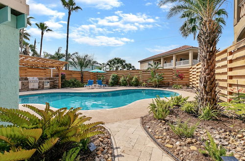 Foto 30 - Luxury Beach House With Pool, Hot Tub and Grilling Station