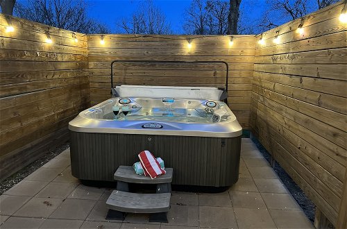 Photo 1 - Stylish Home - Lrg Yard With Games Grill & Hot Tub