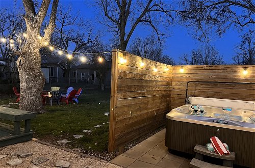 Foto 28 - Stylish Home - Lrg Yard With Games Grill & Hot Tub