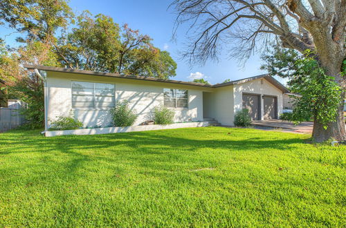 Photo 31 - Stylish Home - Lrg Yard With Games Grill & Hot Tub