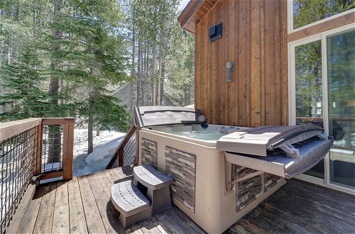 Photo 21 - Luxurious Tahoe Donner Home w/ Golf Course Views