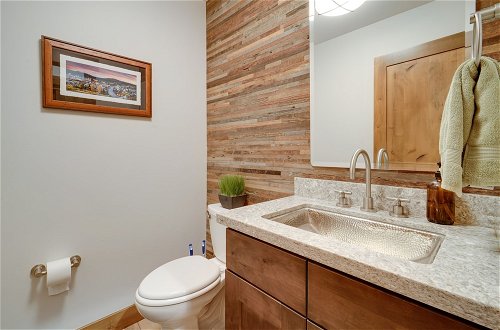 Photo 26 - Luxurious Tahoe Donner Home w/ Golf Course Views
