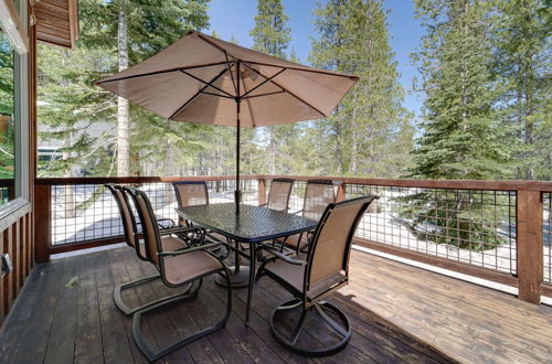 Foto 15 - Luxurious Tahoe Donner Home w/ Golf Course Views