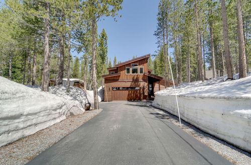 Foto 2 - Luxurious Tahoe Donner Home w/ Golf Course Views