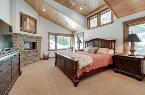 Foto 5 - Luxurious Tahoe Donner Home w/ Golf Course Views