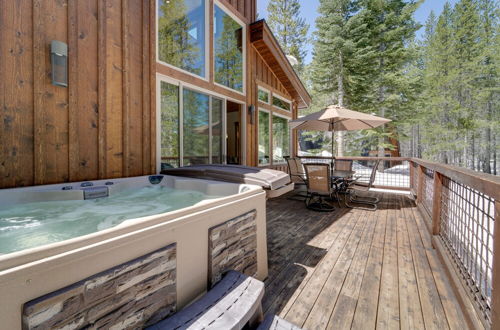 Foto 28 - Luxurious Tahoe Donner Home w/ Golf Course Views