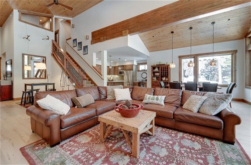 Photo 10 - Luxurious Tahoe Donner Home w/ Golf Course Views