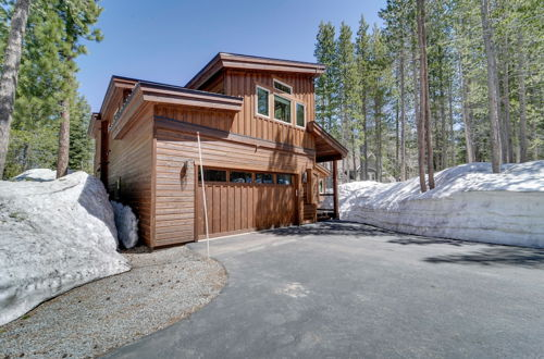 Foto 19 - Luxurious Tahoe Donner Home w/ Golf Course Views