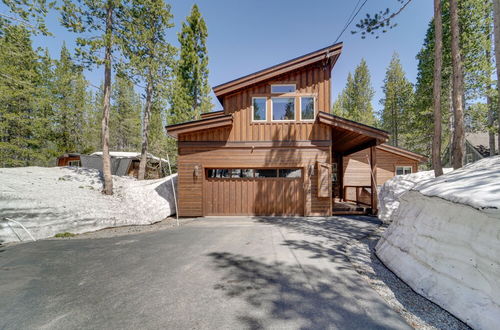 Photo 40 - Luxurious Tahoe Donner Home w/ Golf Course Views