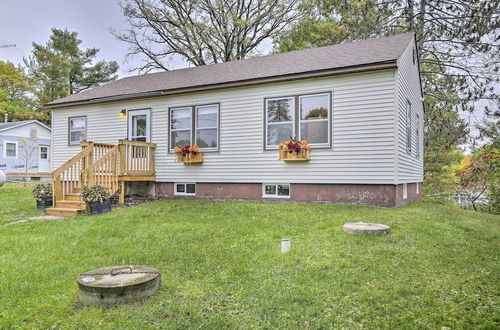 Foto 18 - Birchwood Cottage With Red Cedar Lake Access