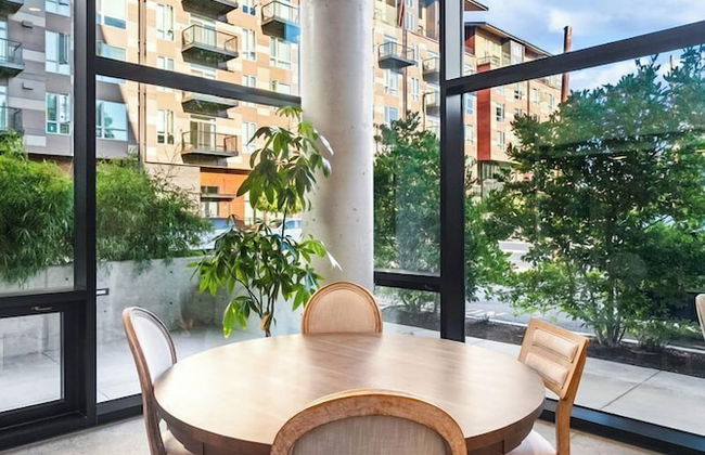 Airy and Open Corner Loft - 92 Walkscore - Foto 11