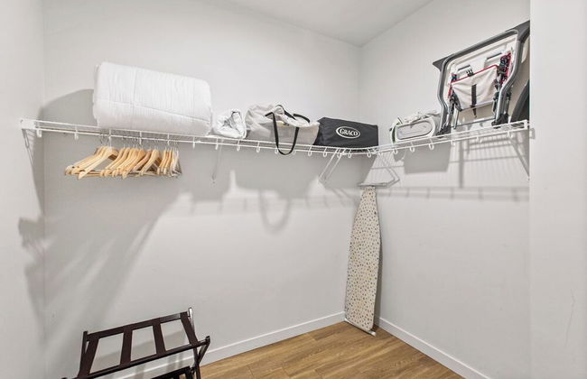Airy and Open Corner Loft - 92 Walkscore - Foto 17