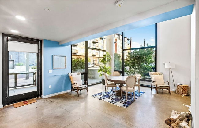 Airy and Open Corner Loft - 92 Walkscore - Foto 1