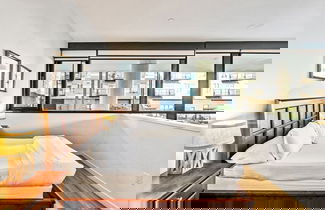 Foto 3 - Airy and Open Corner Loft - 92 Walkscore