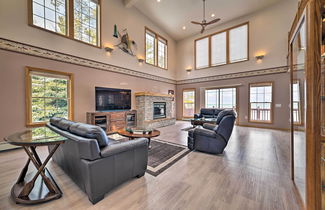 Foto 1 - Spacious Lakefront Home w/ Sunroom & Bar