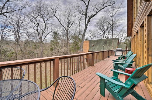 Foto 11 - Idyllic Table Rock Lake Cabin w/ Swim Dock