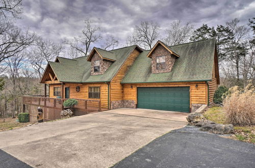 Foto 10 - Idyllic Table Rock Lake Cabin w/ Swim Dock