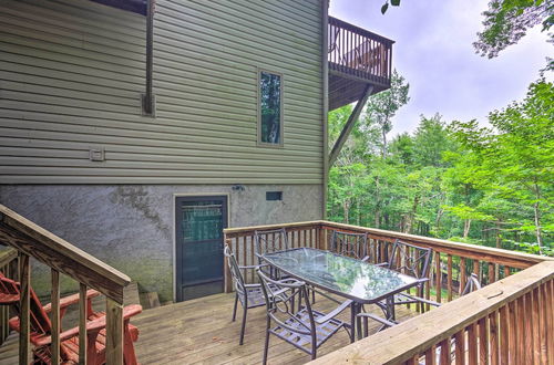 Foto 31 - Warm Wooded Cabin w/ 2-story Deck + Mountain View