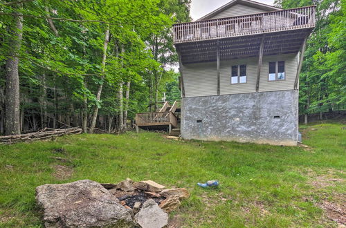 Foto 11 - Warm Wooded Cabin w/ 2-story Deck + Mountain View