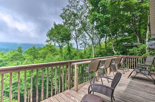 Foto 9 - Warm Wooded Cabin w/ 2-story Deck + Mountain View