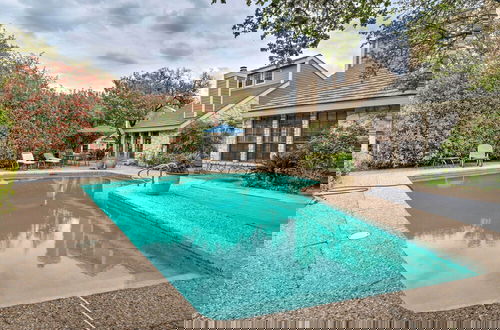 Foto 16 - Horseshoe Bay Townhome w/ Patio & Outdoor Pool