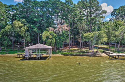 Foto 5 - Luxe Lakehouse w/ Sunset Views on Lake Palestine