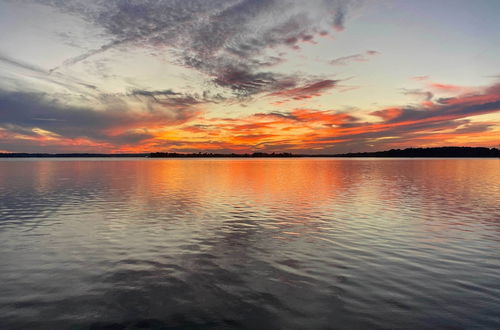 Foto 7 - Luxe Lakehouse w/ Sunset Views on Lake Palestine