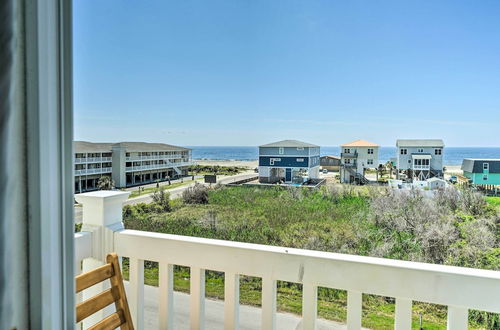 Foto 6 - Ocean-view Oak Island Condo, 1 Block to Beach