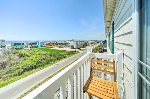 Foto 3 - Ocean-view Oak Island Condo, 1 Block to Beach