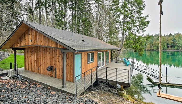 Foto 1 - Dreamy Bayfront Cabin w/ View, Dock & Kayaks