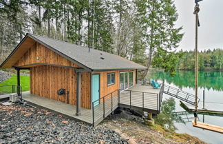 Foto 1 - Dreamy Bayfront Cabin w/ View, Dock & Kayaks