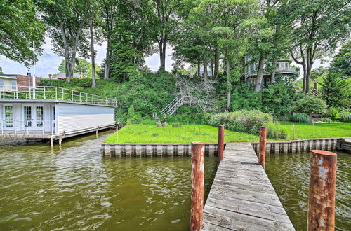 Foto 9 - Lovely Kalamazoo River Home w/ Dock & Hot Tub