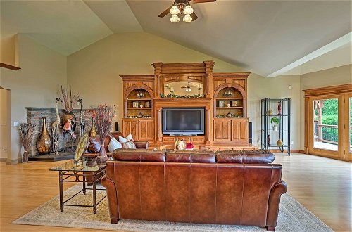 Foto 10 - Luxurious Finger Lakes Home w/ Game Room & Deck