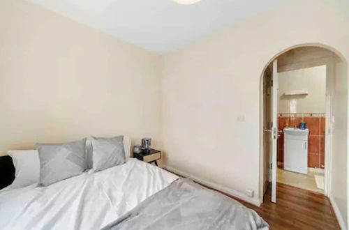 Photo 4 - 4 bed Townhouse- Free Parking