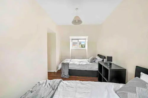 Photo 3 - 4 bed Townhouse- Free Parking