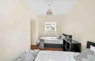 Photo 3 - 4 bed Townhouse- Free Parking