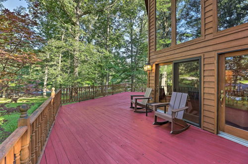 Foto 3 - Majestic Caldwell Retreat w/ Wraparound Deck