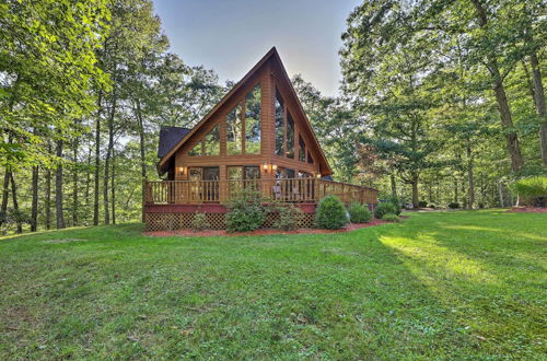 Foto 2 - Majestic Caldwell Retreat w/ Wraparound Deck