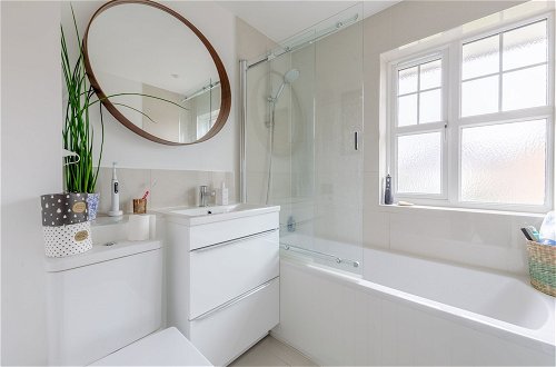 Photo 16 - Serene and Spacious 2 Bedroom House in South Wimbledon